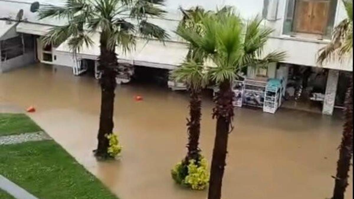 Düzce'de sağanak; ev ve işyerlerini su bastı