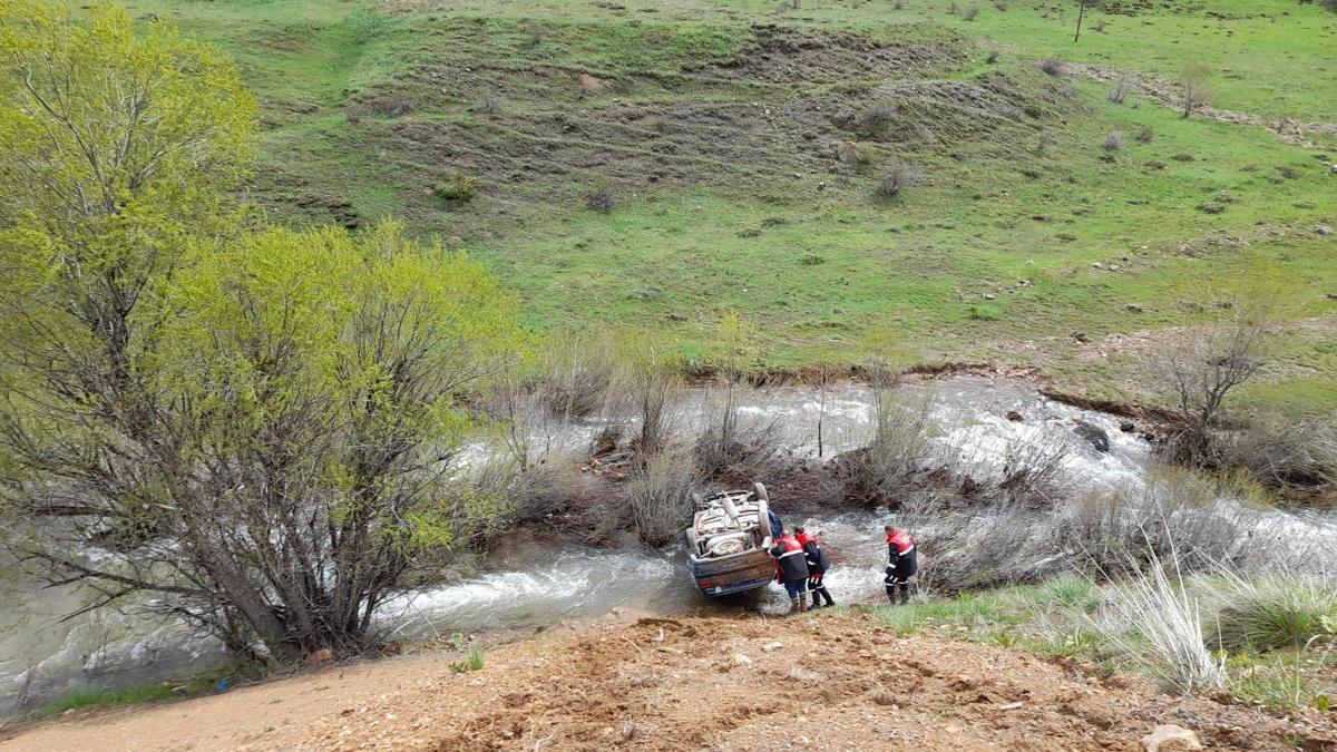 Sivas'ta otomobil dereye düştü: 4 yaralı