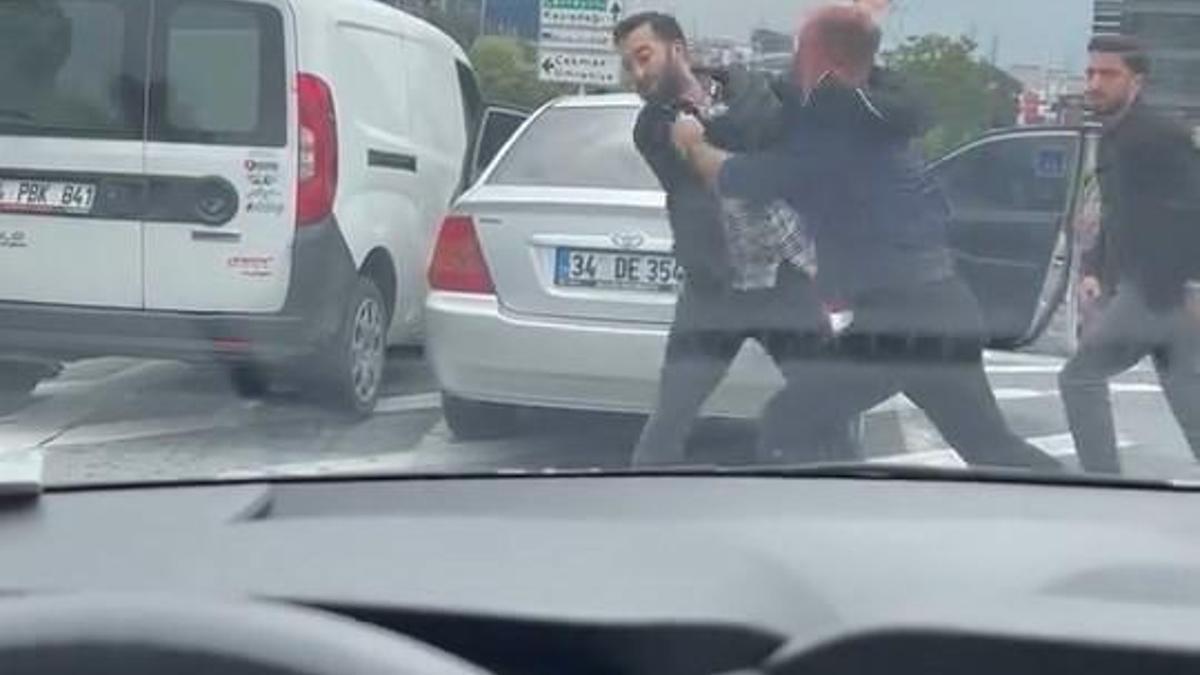 Ataşehir'de iki sürücü arasında çıkan kavga kamerada