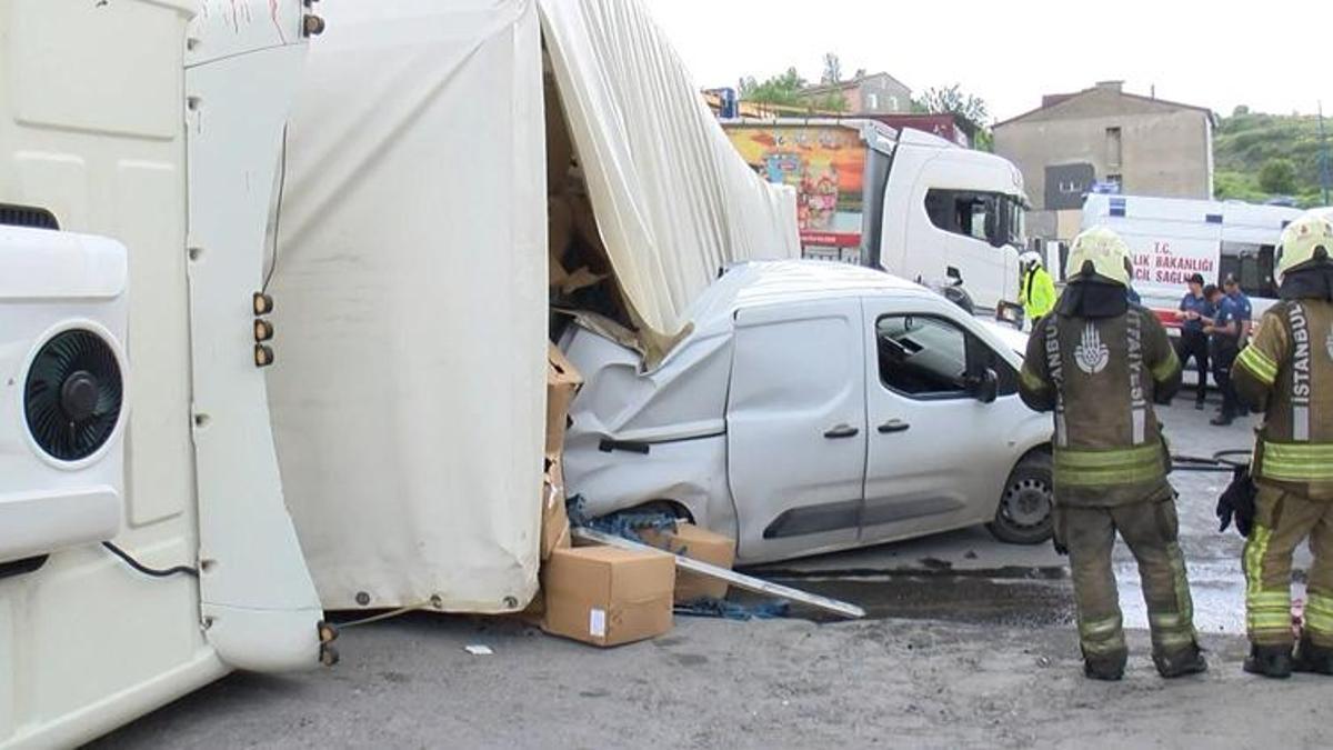 Başakşehir'de kontrolden çıkan TIR caddeyi birbirine kattı