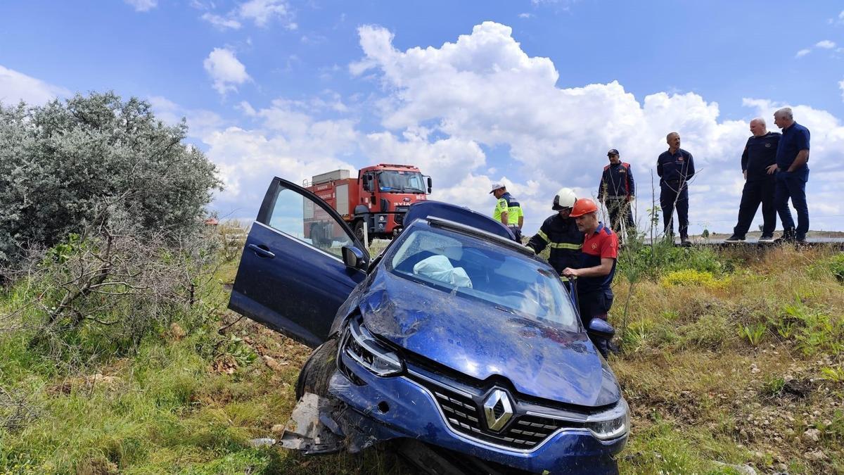 Mardin’de şarampole yuvarlanan otomobildeki 2 kişi yaralandı