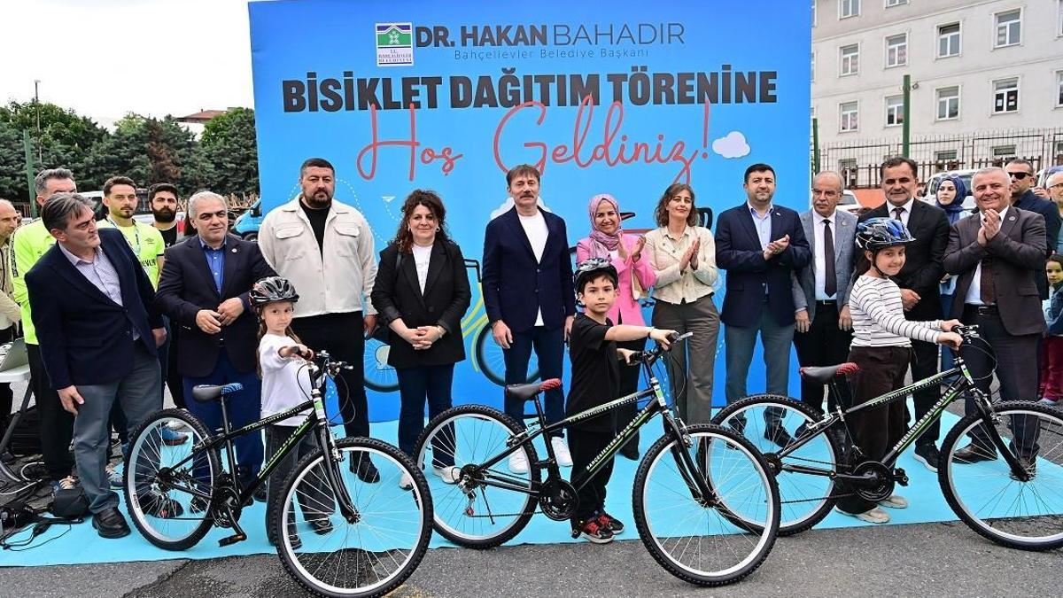 Bahçelievler’de 4 bin 100 çocuğa bisiklet dağıtıldı