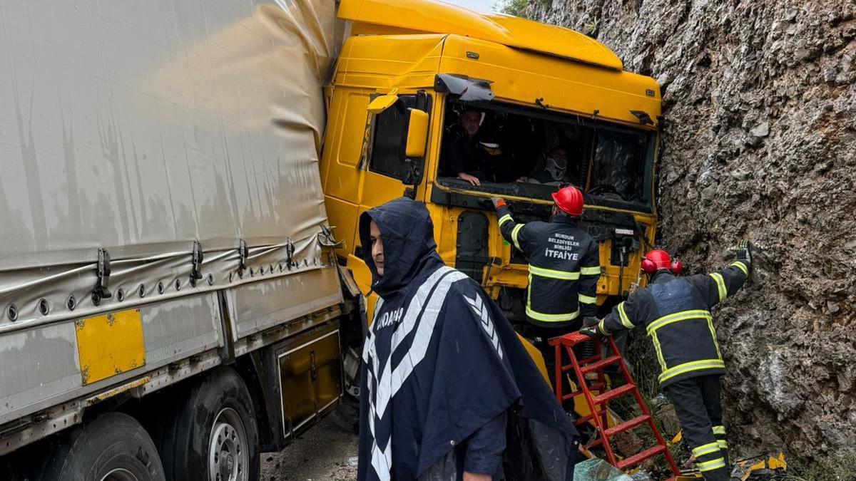 Dağa çarpan TIR'ın sürücüsü yaralandı