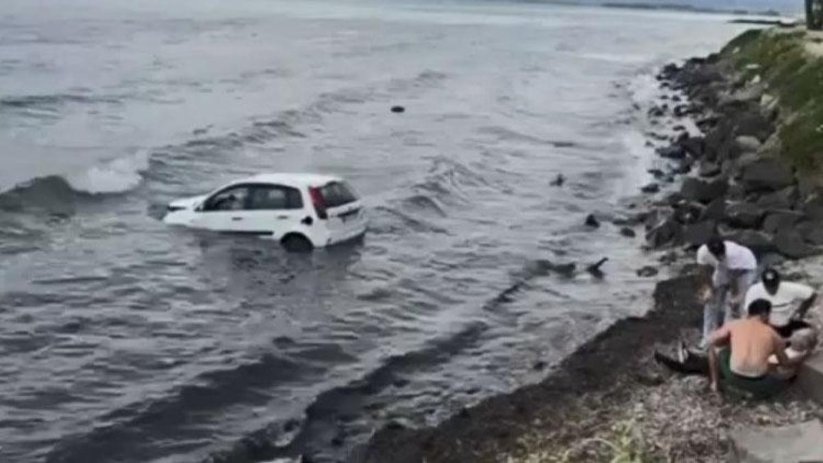 Kuşadası’nda otomobilin denize uçtuğu kazada bir kişi yaralandı