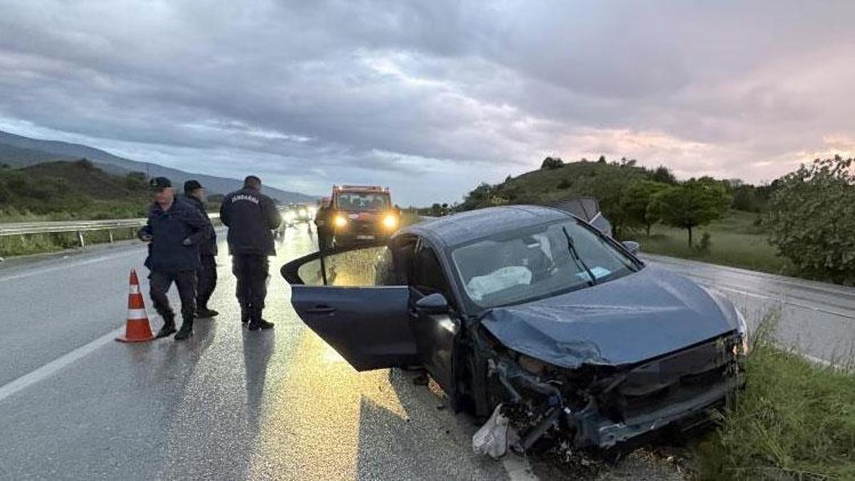 Tosya'da tekeri kopan otomobil refüje çarptı: 1 yaralı