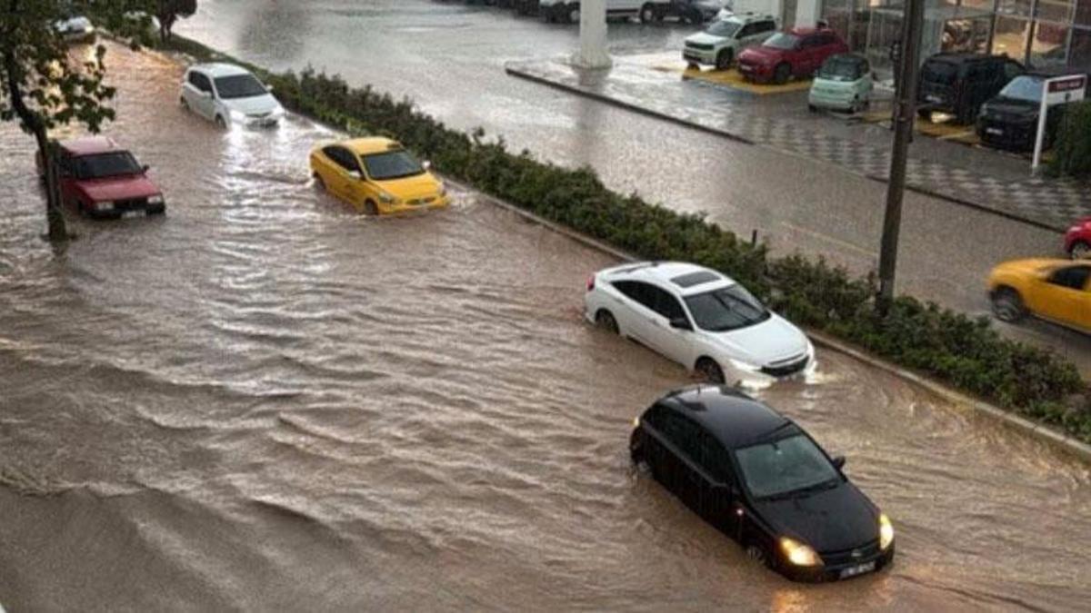 Bilecik'te kuvvetli sağanak yağış hayatı olumsuz etkiledi