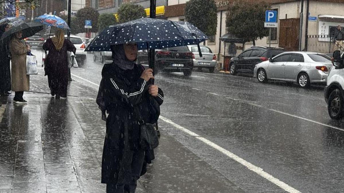 Sağanak yağış Çorum'da etkili oldu, vatandaşlara uyarı geldi