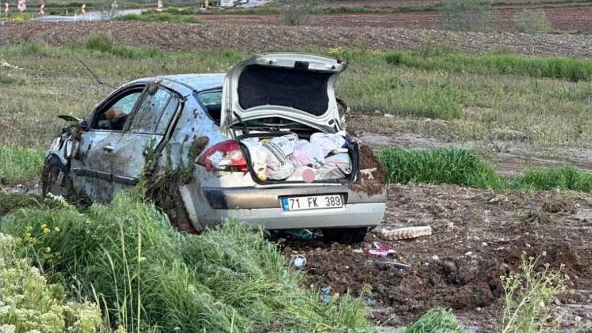Kaygan yolda kontrolden çıkan otomobil takla attı 5 kişi yaralandı
