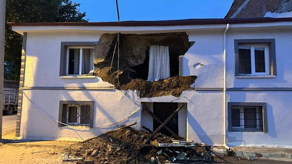 İznik'te 2 katlı evin duvarı büyük bir gürültüyle yıkıldı