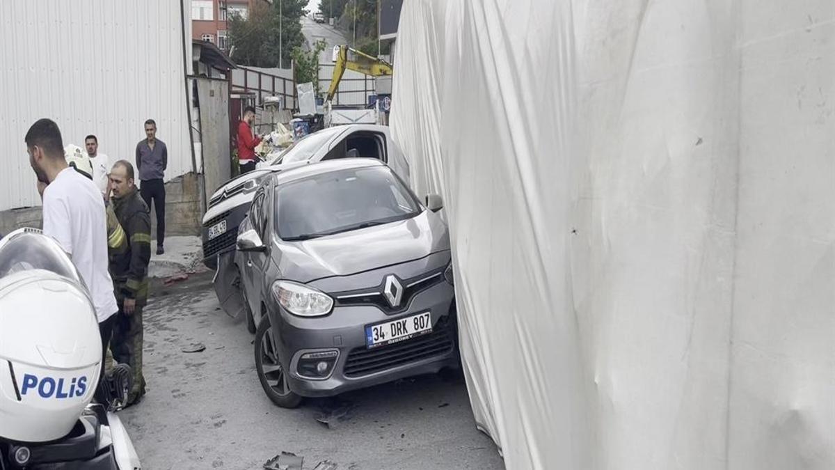 Başakşehir'de kaydedildi: TIR iki aracın üstüne devrildi