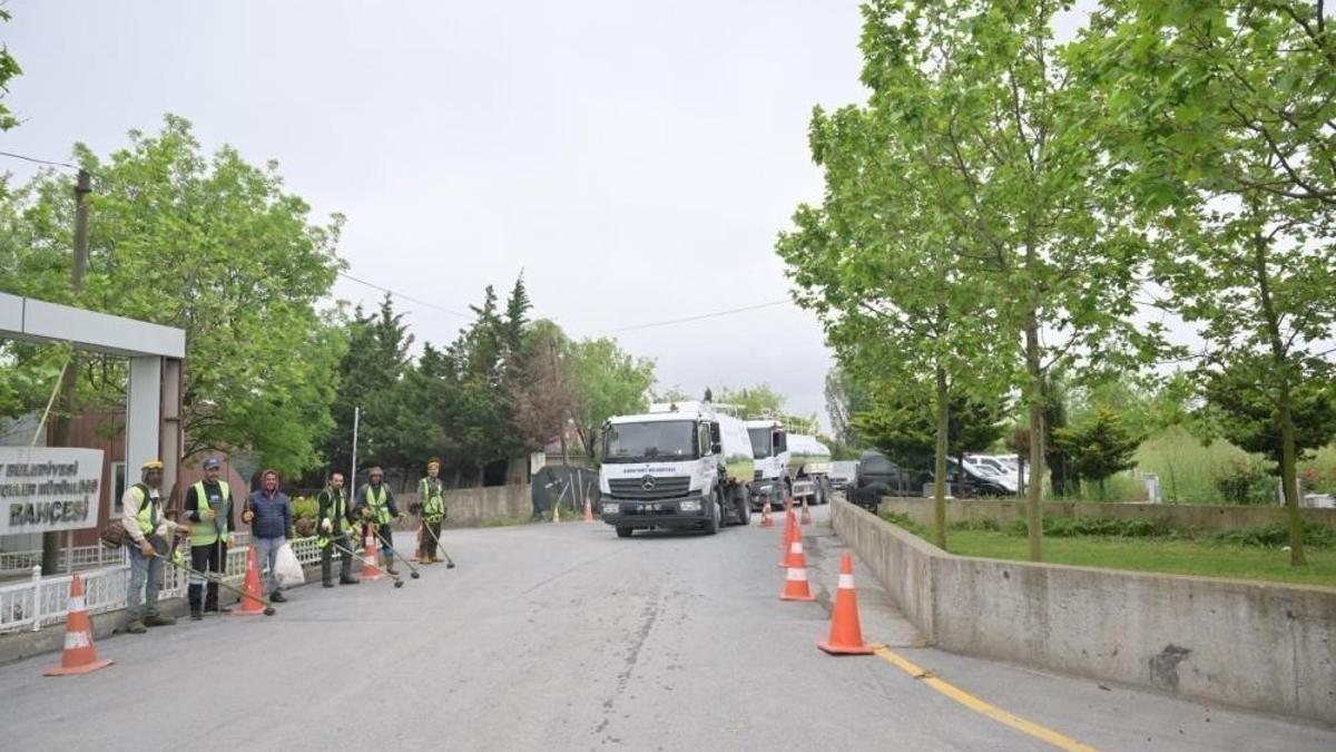 İBB izin vermedi: Mezarlık temizliği iki belediyeyi karşı karşıya getirdi:
