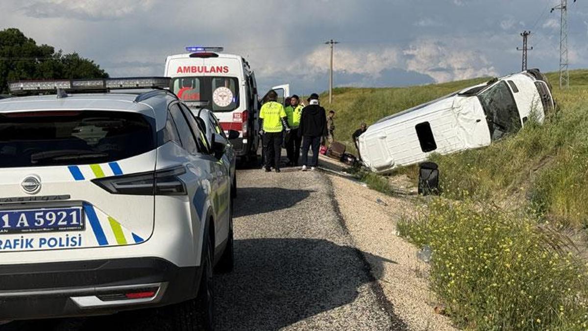 Diyarbakır-Silvan kara yolunda yolcu minibüsü, şarampole devrildi