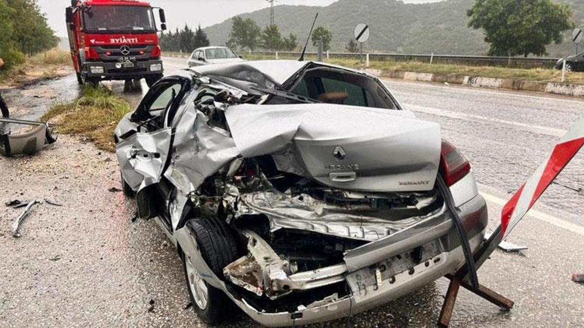 Manisa’daki feci kazada yol kenarındaki otomobile çarpan tır kaçtı