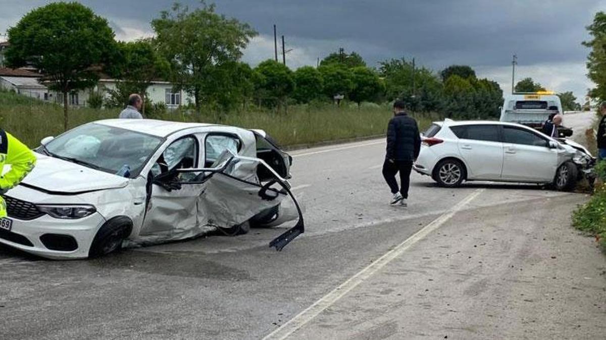 Biga'da iki otomobilin çarpışması sonucu 2 kişi hayatını kaybetti, 3 kişi yaralandı