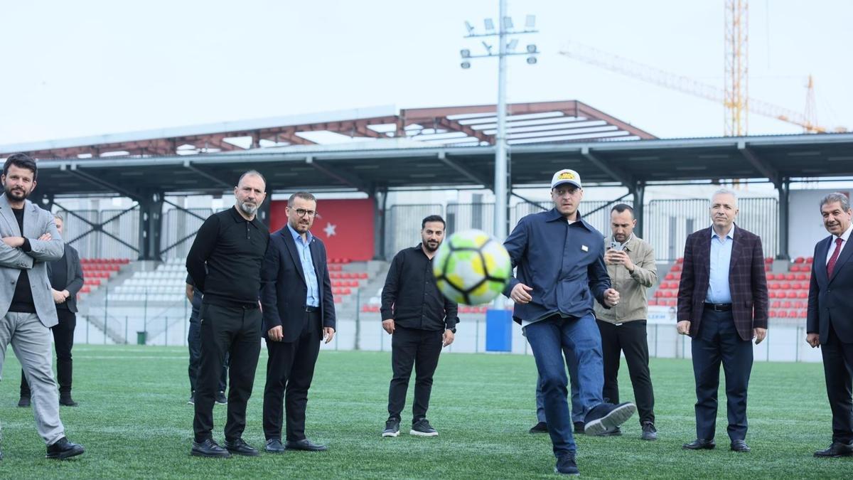 Mesut Özil ‘Esenler Futbol Gelişim Merkezi’ni ziyaret etti