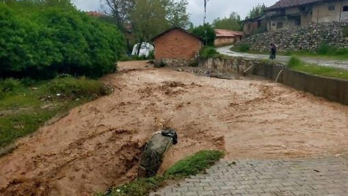Çorum'da dolu ve sağanak sele neden oldu