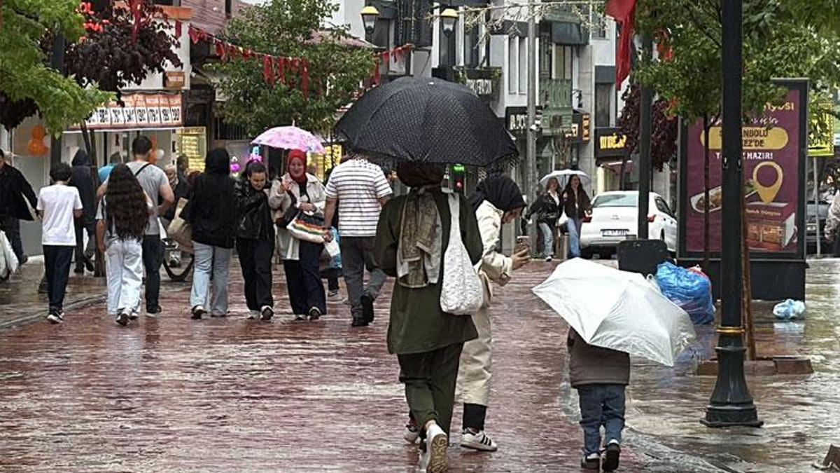 Karabük’te sağanak yağış hayatı olumsuz etkiledi sürücüler trafikte zor anlar yaşadı