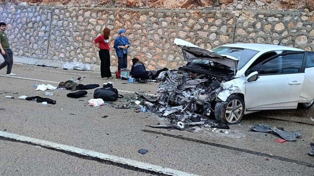 İki otomobilin çarpışması sonucu 1'i çocuk 9 kişi yaralandı