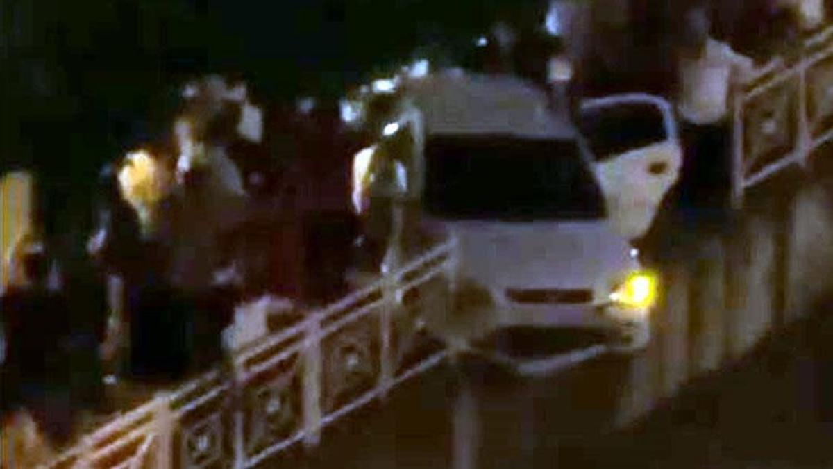 Adana Seyhan'da otomobil, sulama kanalının korkuluklarında asılı kaldı