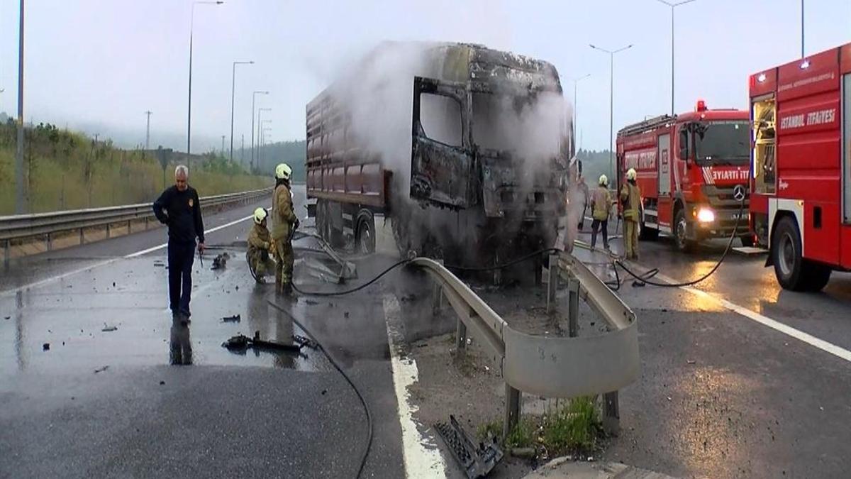 İstanbul'da TIR korkusu: Kuzey Marmara'da bariyerlere çarpıp alev aldı