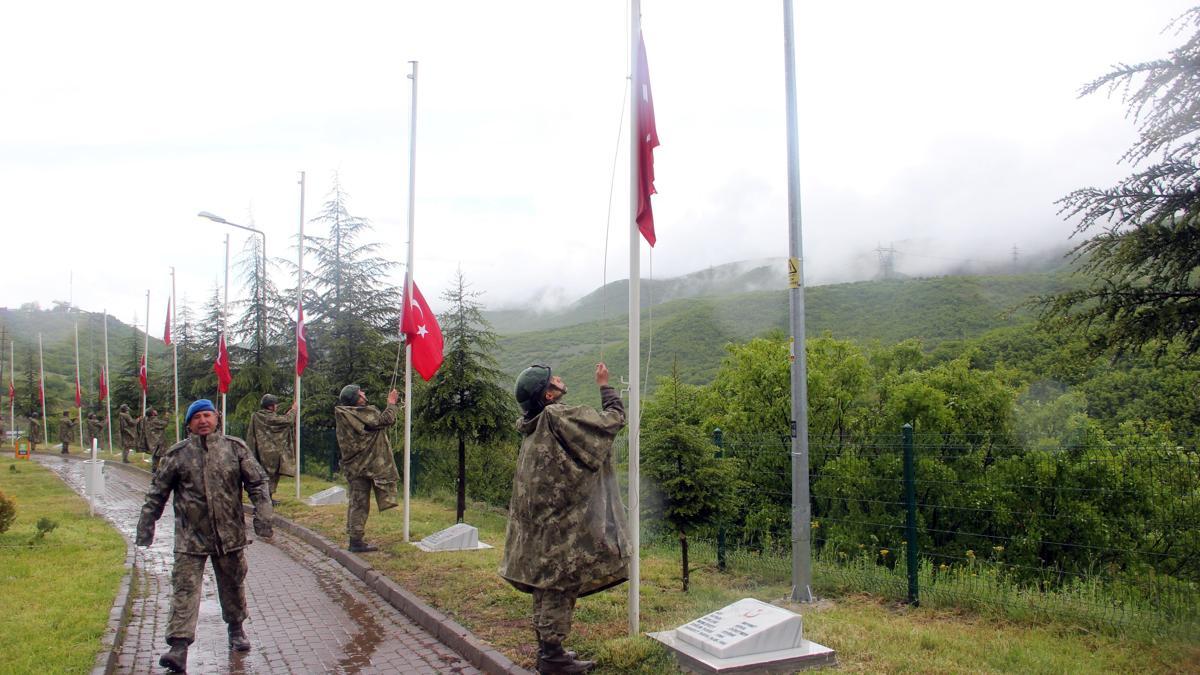 Bingöl'de 33 yıl önce şehit edilen 33 asker törenle anıldı
