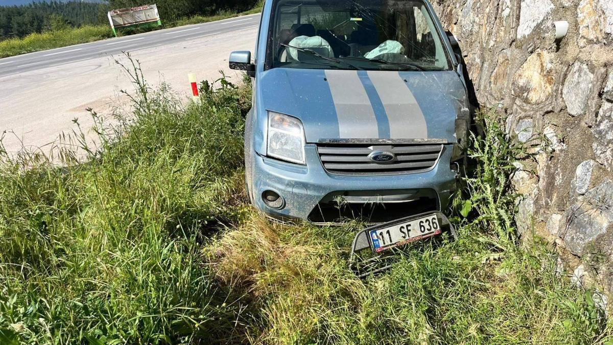 Bilecik'te istinat duvarına çarpan hafif ticari aracın sürücüsü yaralandı