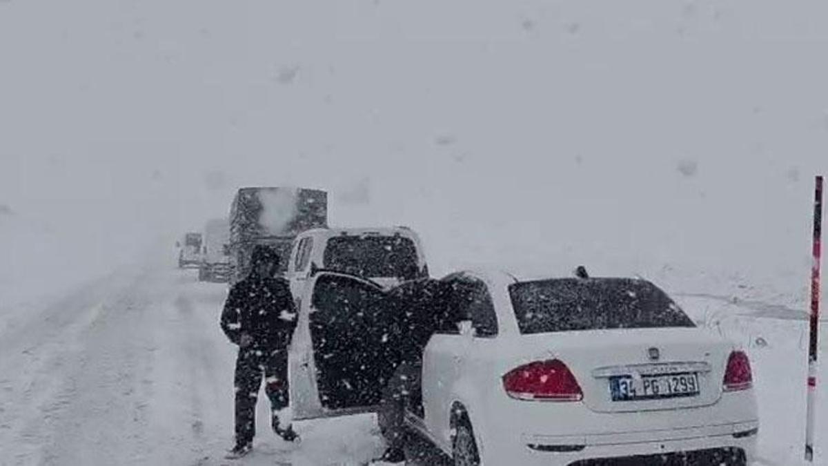 Erzurum’da sağanak Palandöken geçidinde kar ve tipi etkili oldu