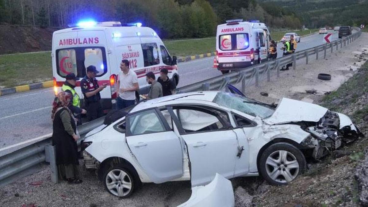 Bayram tatili yolunda otomobil takla attı 4 kişi yaralandı