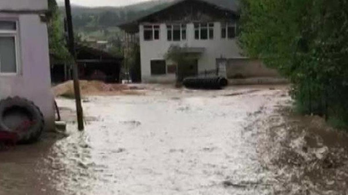 Amasya’da şiddetli yağmur yolları dereye çevirdi