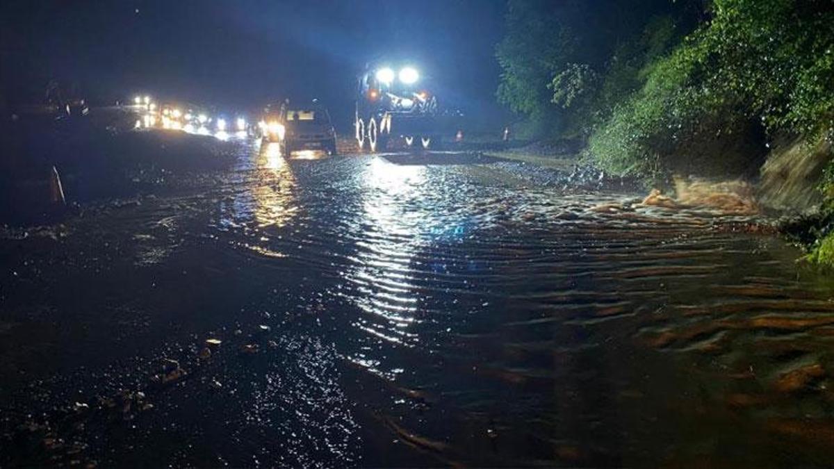 Trabzon'da şiddetli yağış sonrası kapanan yollar açılıyor