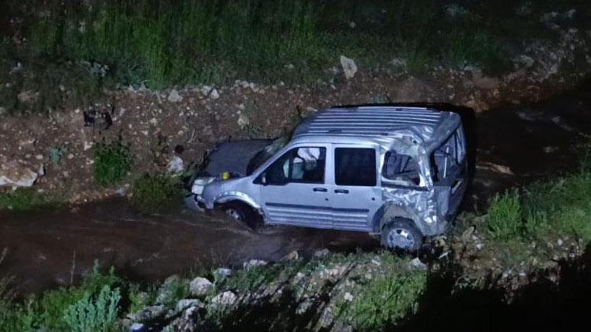 Malatya-Adıyaman kara yolunda hafif ticari araç dereye uçtu
