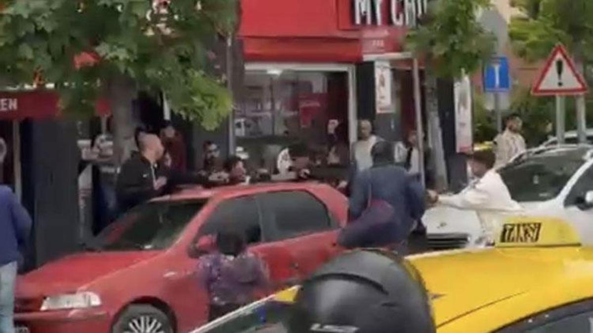 Eskişehir’de 2 grup cadde ortasında yumruk yumruğa kavga etti