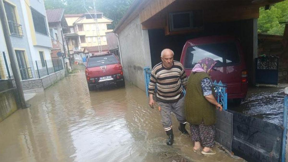 Sağanak yağışlar köylülerin kabusu oldu! Dere taştı halk panikledi