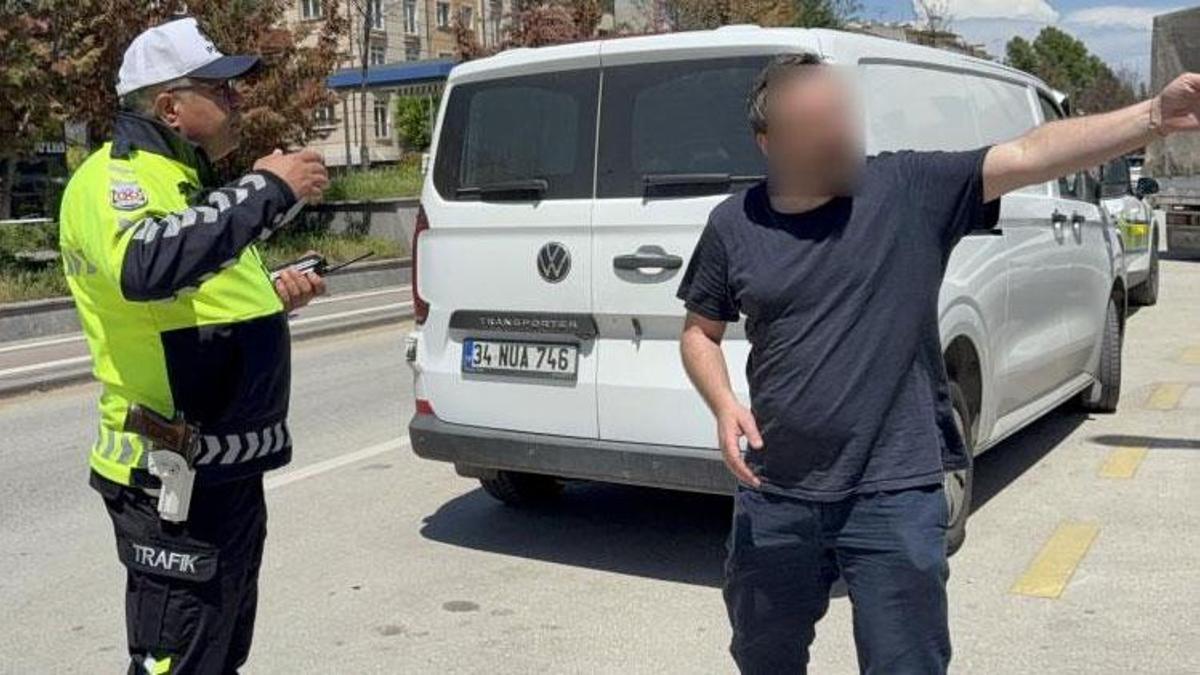 Eskişehir'de ters yönden gelen eksik evraklı sürücüden polise ilginç tepki