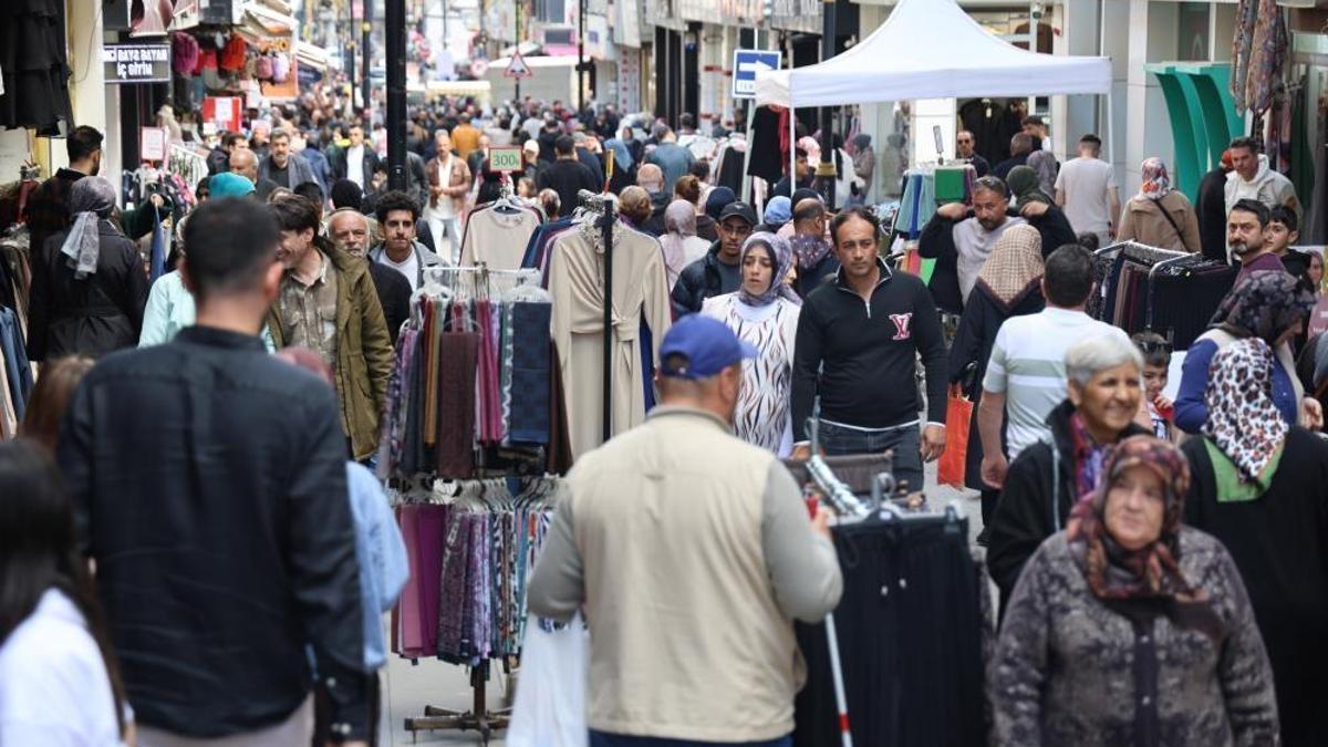 Sivas sokakları Taksim'i aratmadı! Gurbette yaşayanlar memleketine akın etti