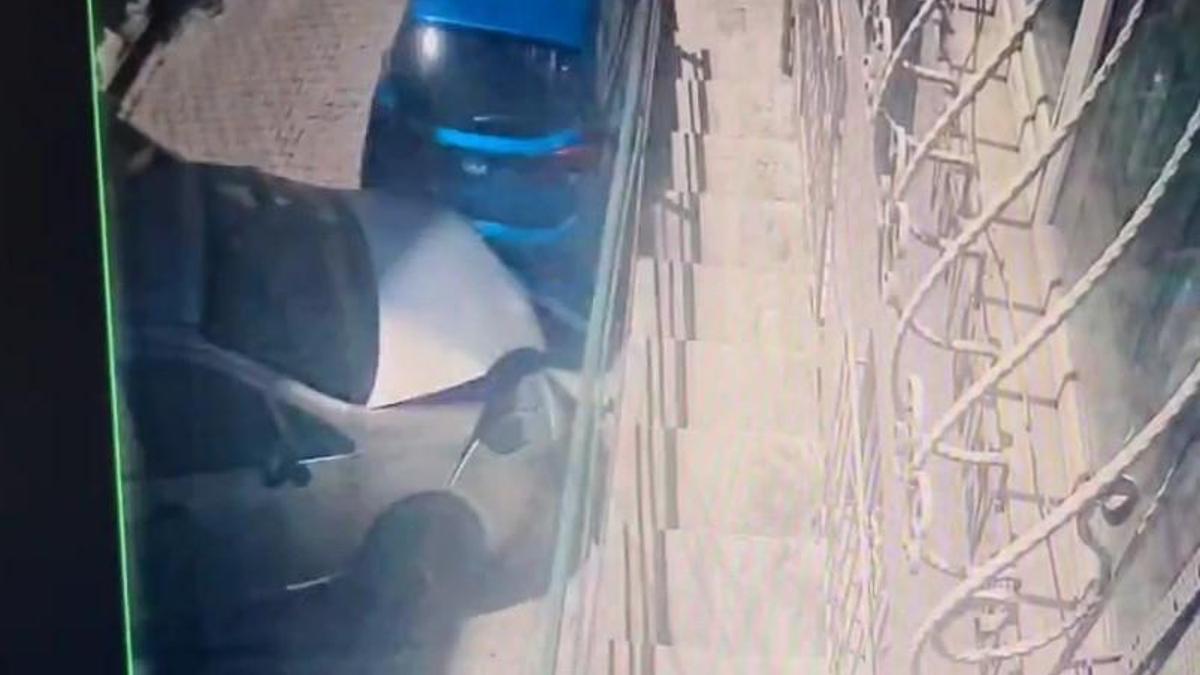 Eyüpsultan'da otomobil park halindeki araçlara çarptı; kaza kamerada