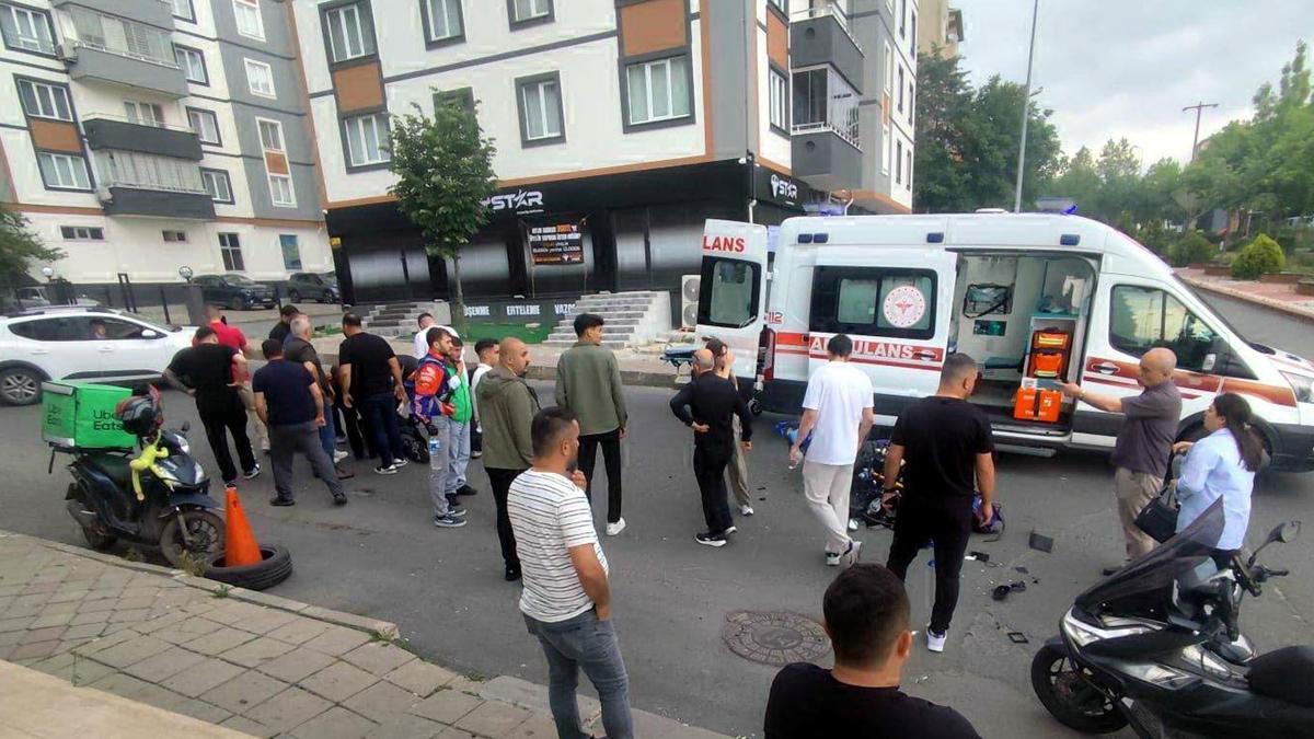 Otomobil ile çarpışan motosikletin sürücüsü yaralandı