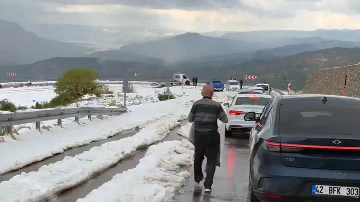 Dolu yağışı yaşamı olumsuz etkiledi! Her yer bembeyaz oldu