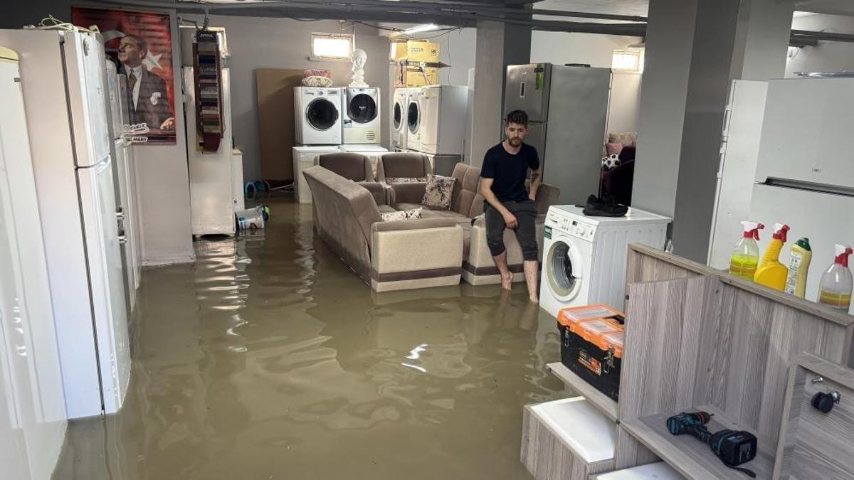 Edirne’de sağanak ve dolu hayatı felç etti! İş yerleri sular altında kaldı