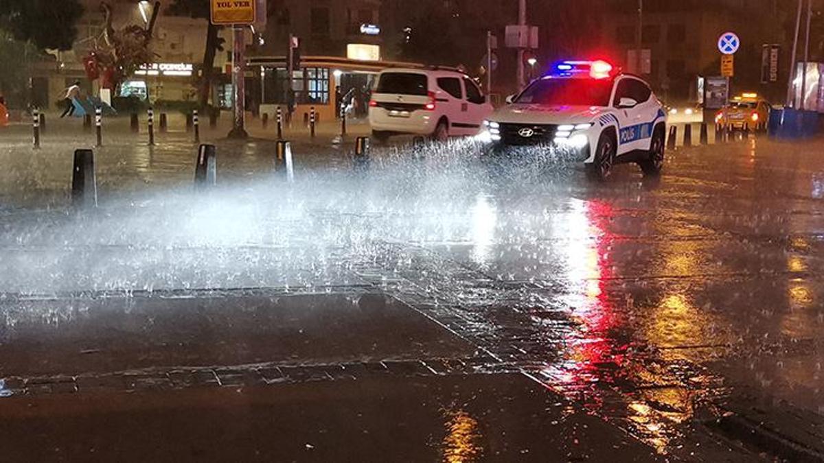 İzmir’de sağanak yağış etkili oldu