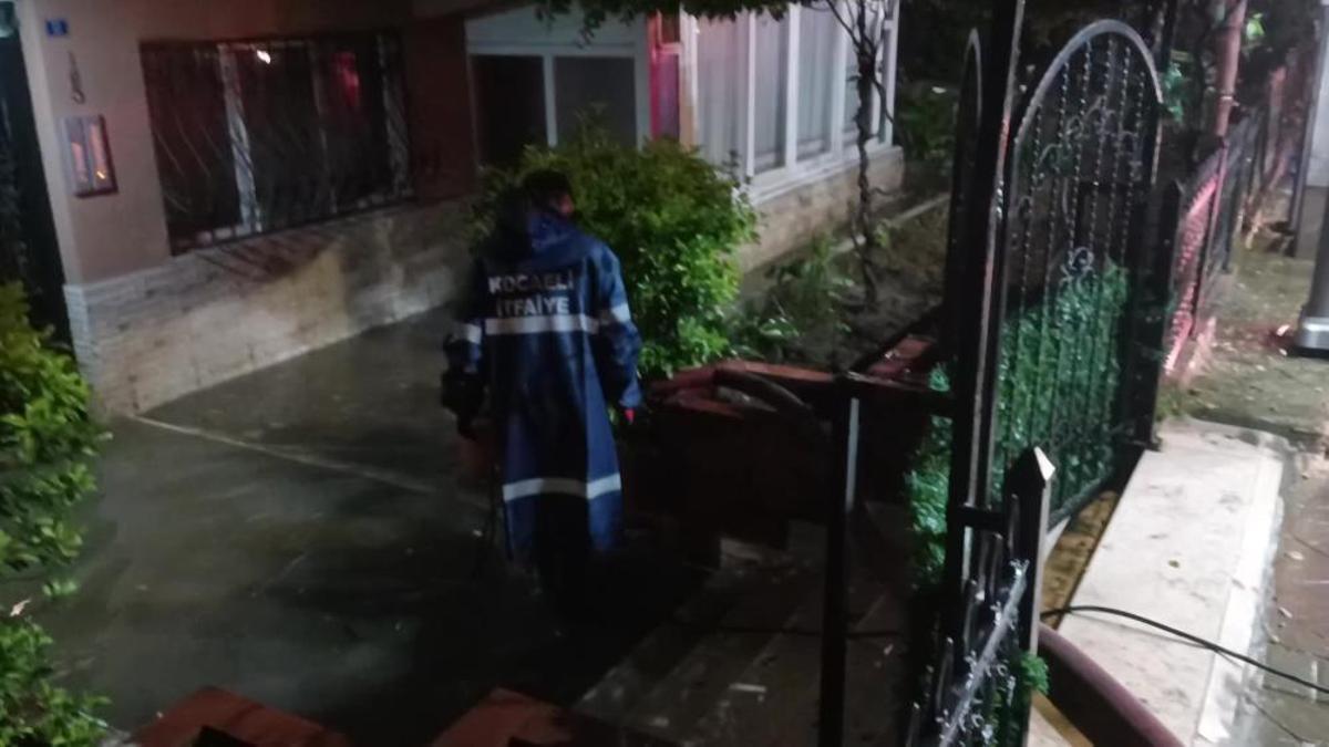 Kocaeli'de sağanak etkili oldu! Ev ve iş yerlerini su bastı