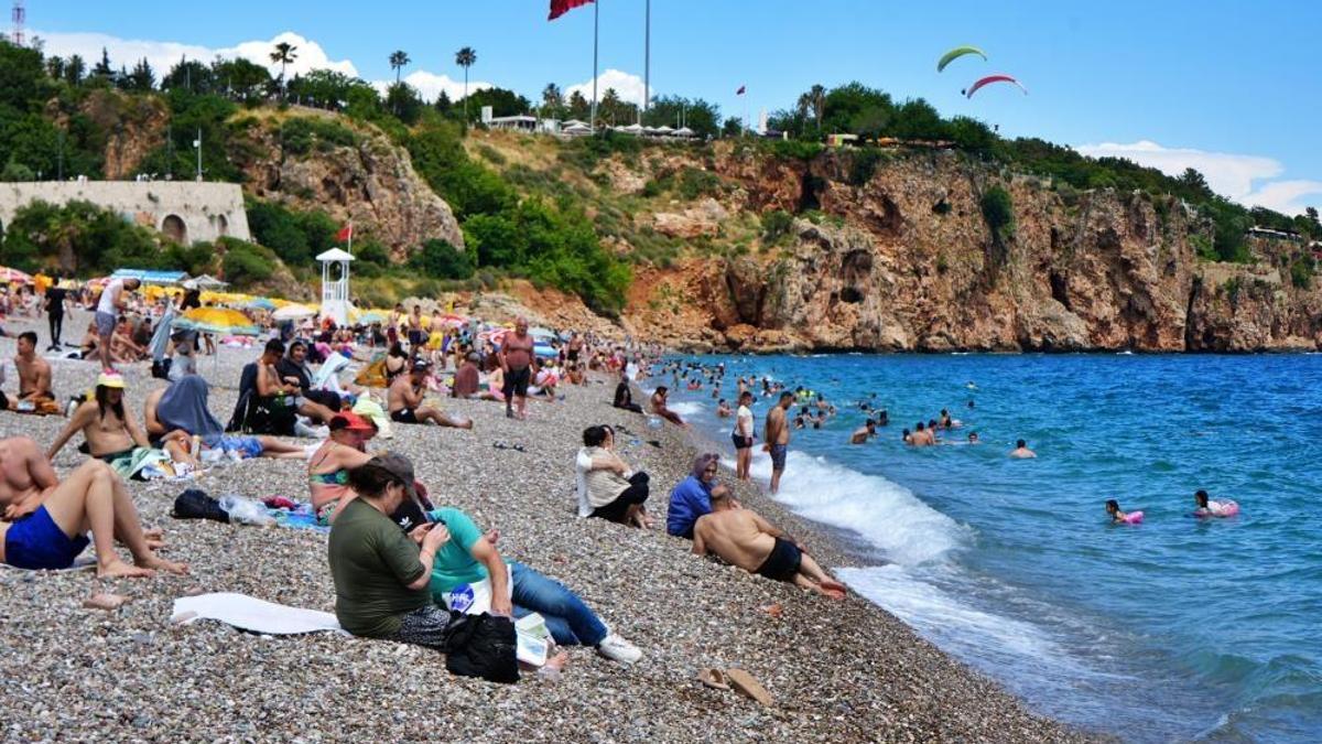 Antalya sahillerinde bayram yoğunluğu! Kalabalık artarak devam ediyor