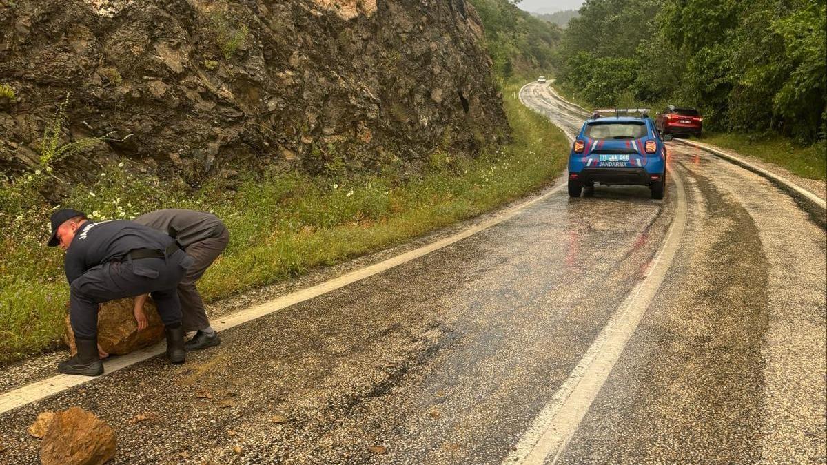 Bilecik'te yola düşen kaya parçaları temizlendi