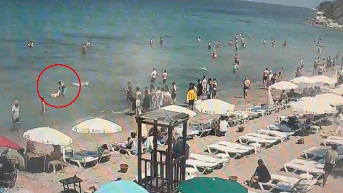 Denizde boğulma tehlikesi geçiren Çinli turist kurtarıldı; o anlar kamerada