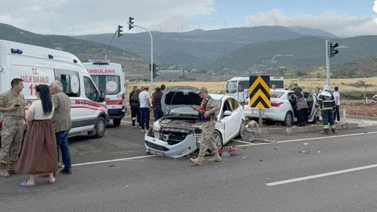 İslahiye’de iki otomobil çarpıştı 1'i çocuk 5 kişi yaralandı