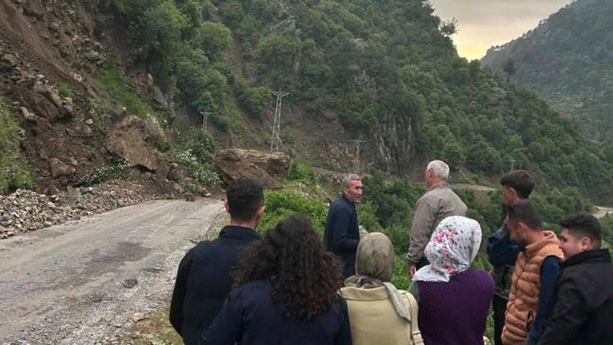 Osmaniye’de meydana gelen heyelanlar köy yollarını ulaşıma kapattı