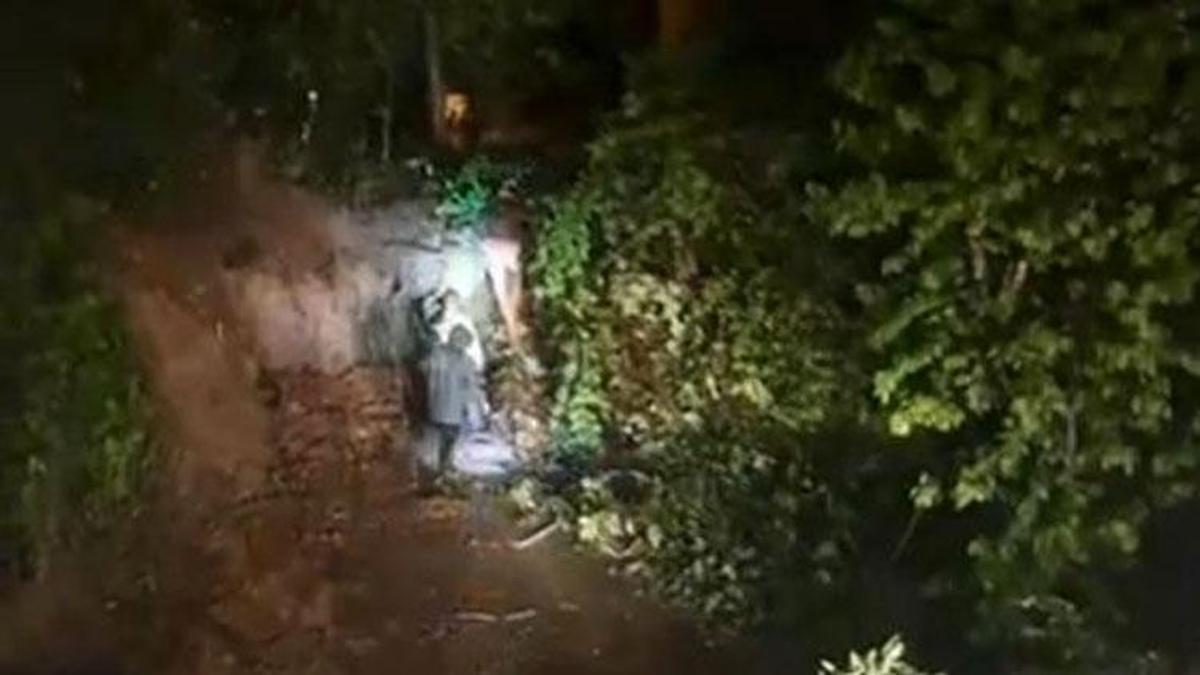 Ardeşen'de heyelan köy yolunu ulaşıma kapattı