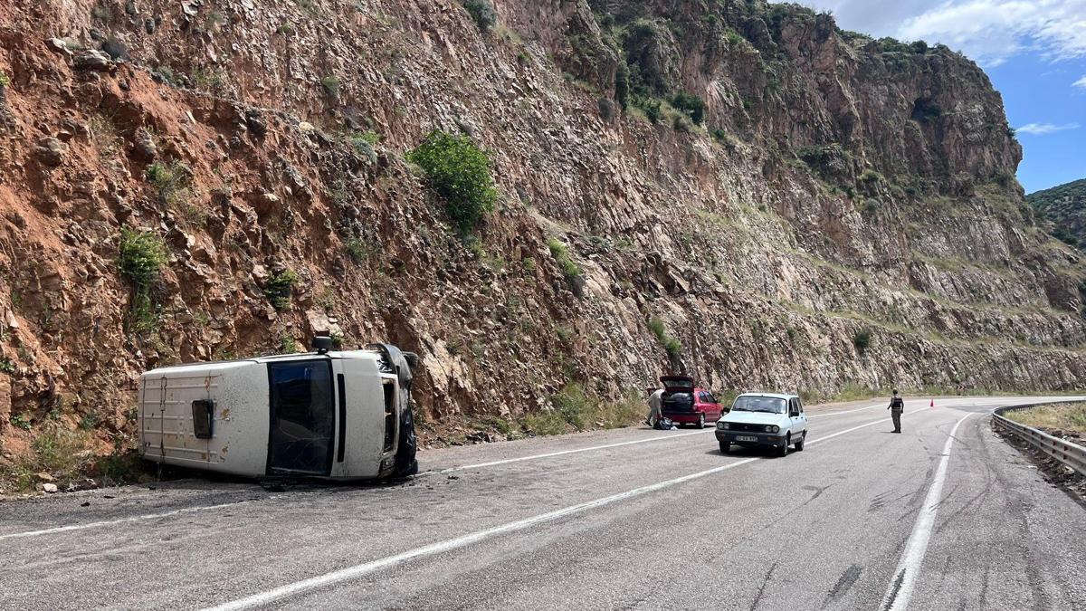 Kilis'te devrilen minibüsteki 2 kişi yaralandı