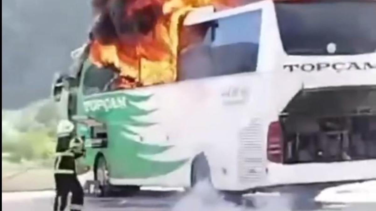 Terminalde yolcu otobüsü alev alev yandı