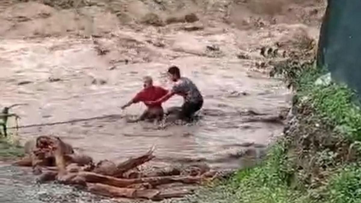 Selde sürüklenen kütükleri dere yatağından topladılar